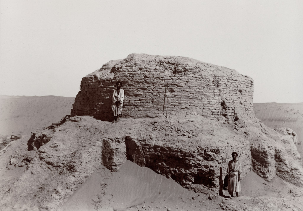 Rawak Stupa from above south west wall. 17 September 1906.Photo 39226 154    British Library - Marc Aurel Stein | Landscape photography | Architectural photography | Archaeology - Marc Aurel Stein