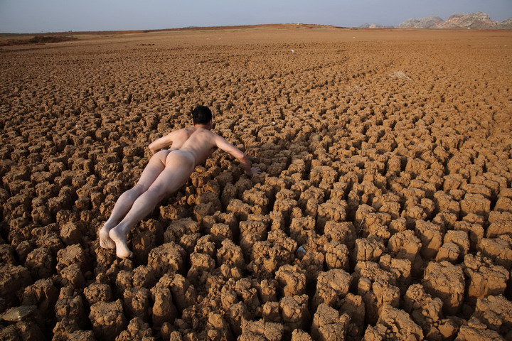 Naked Pushups at Famous Landmarks: Patriotic Chinese TV Host Ou Zhihang