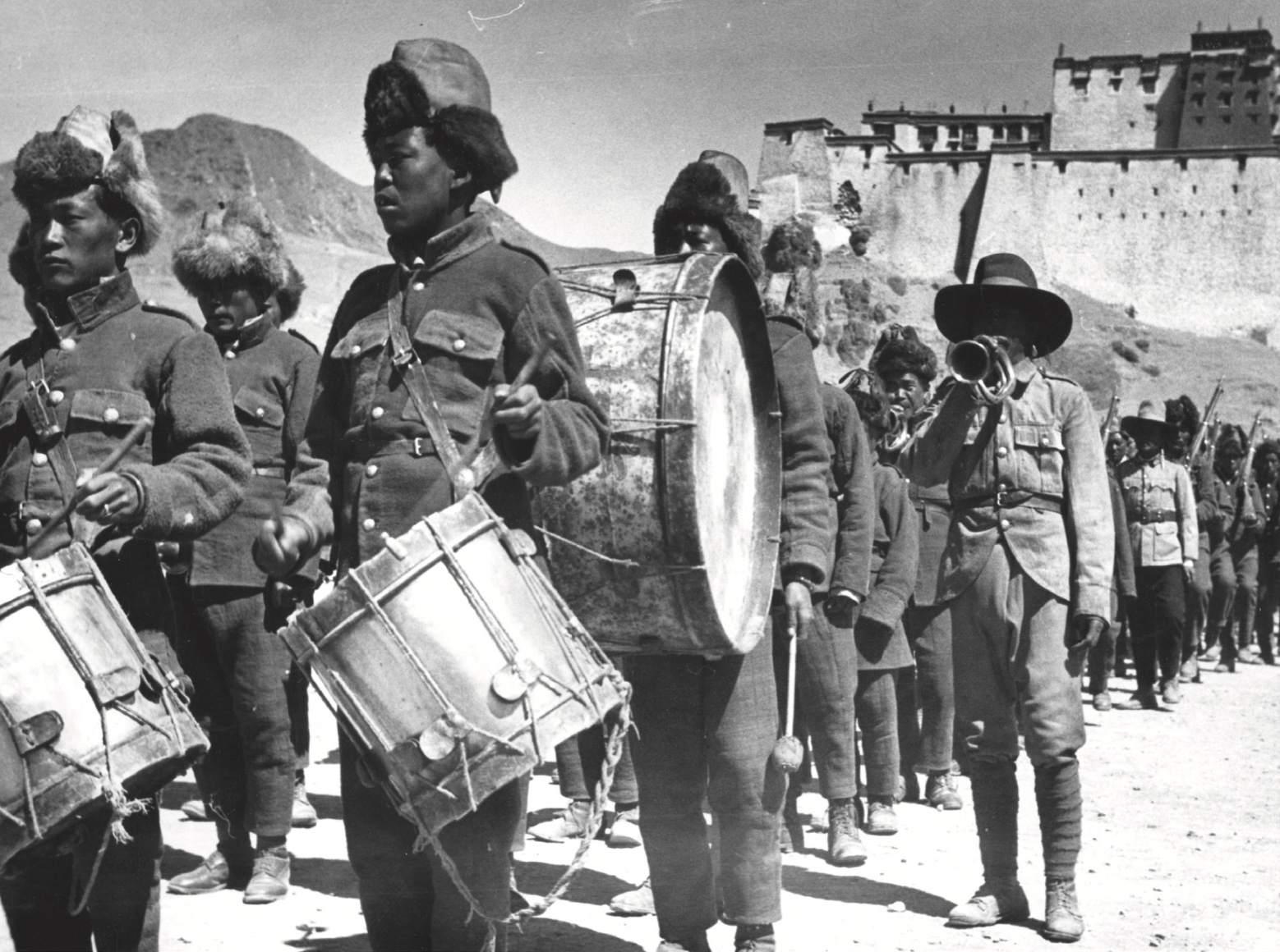 Ernst Schafer The Gadang regiment s bugles snares and bass drums during the troops parade in front of the fortress of Shigatse 1939 - \