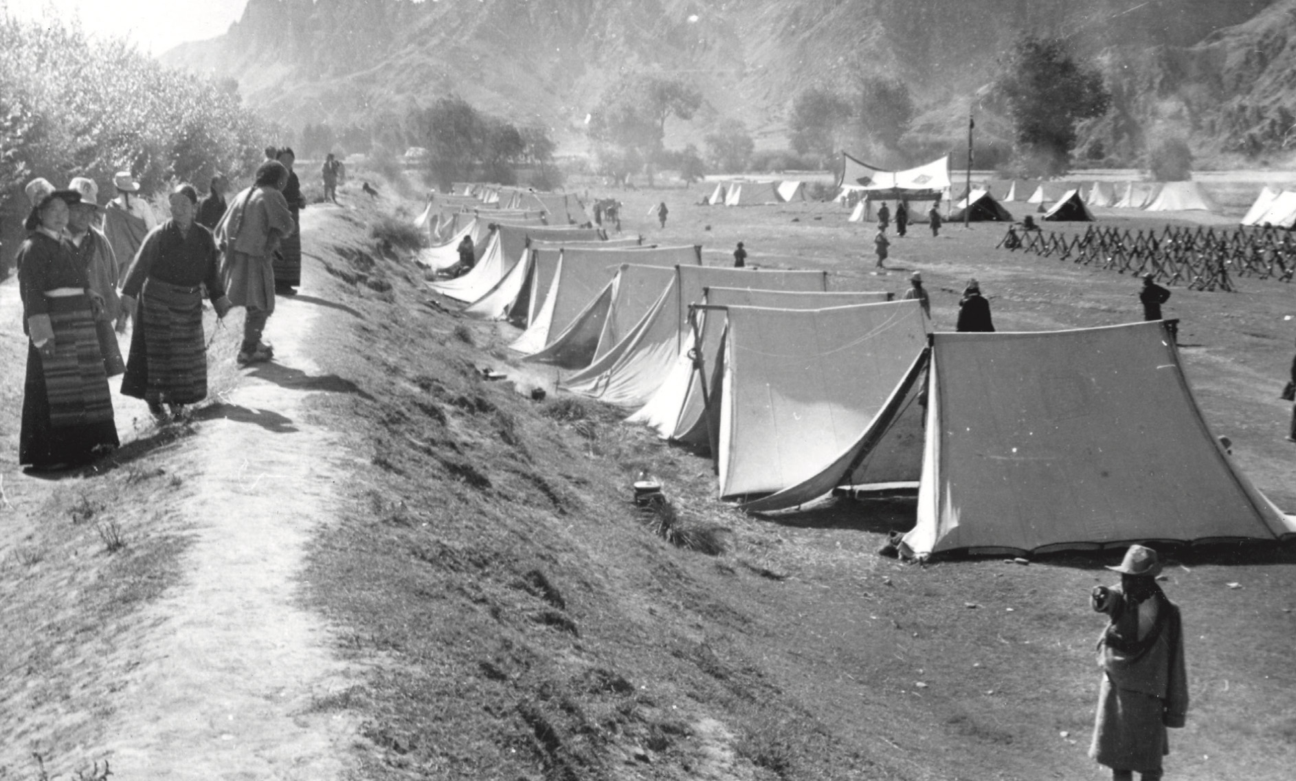 Tse Ten Tashi Tents of the Bodyguard regiment with lines of guns held three by three in the background on the right Lhasa 1951 - \
