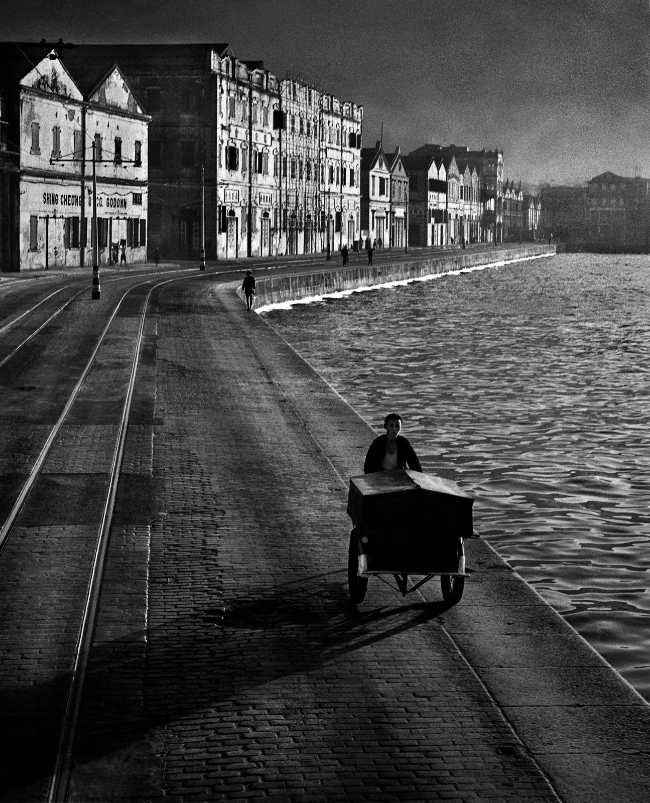 Fan Ho 何藩 As Evening Hurries By(日暮途遠) Hong Kong 1955 courtesy of Blue Lotus Gallery - Fan Ho - Photography. My Passion. My Life |  - Fan Ho - Photography. My Passion. My Life