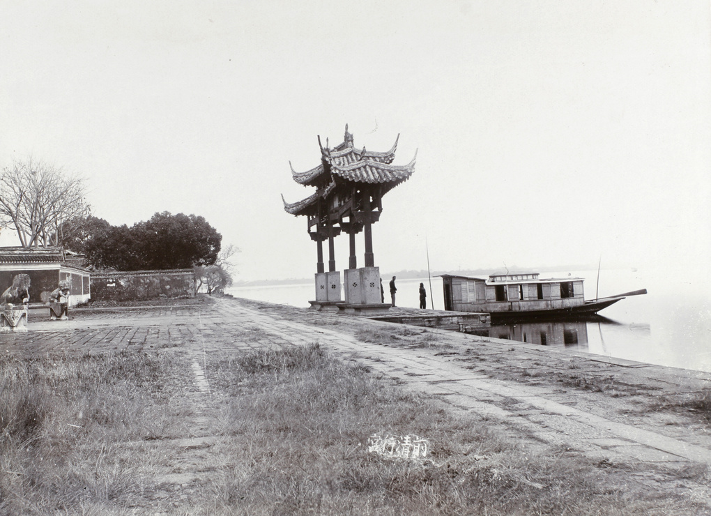 Lakeside pailou at a former temporary imperial residence or detached palace on Solitary Hill Island HPC Database (Ar01 012) - Erwo Xuan  二我轩 |  - Erwo Xuan  二我轩