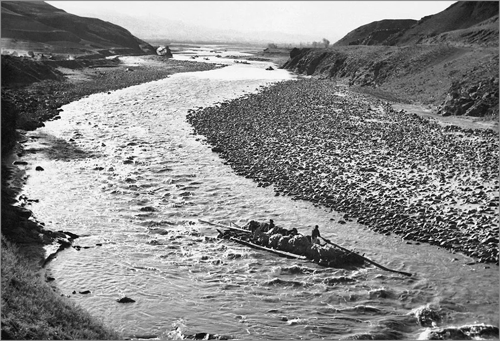 Ella Maillart Chine radeau transportant des moutons fleuve jaune 1935 Sucession Ella Maillart et Photo Elysee Lausanne - Ella Maillart |  - Ella Maillart