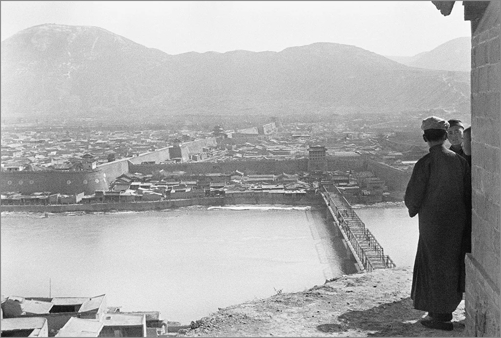 Ella Maillart Chine vue sur la ville de Lanchow Gansu 1935 Sucession Ella Maillart et Photo Elysee Lausanne - Ella Maillart |  - Ella Maillart