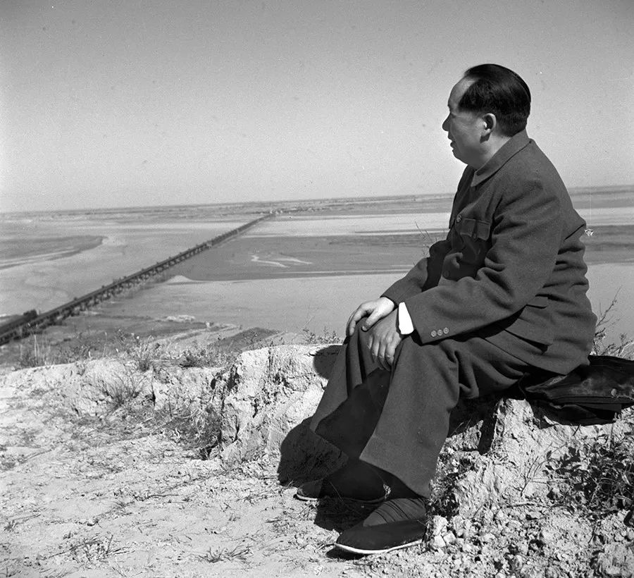 Hou Bo Chairman Mao inspecting the Yellow River 1952 - Hou Bo 侯波 |  - Hou Bo 侯波