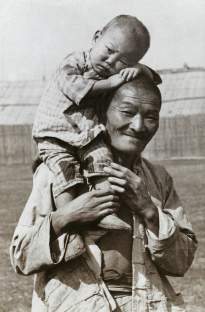 A smiling Chinese man with a boy perched on his shoulder 1920 HPC Database (ru s008) - Colonel R.M.C. Ruxton |  - Colonel R.M.C. Ruxton